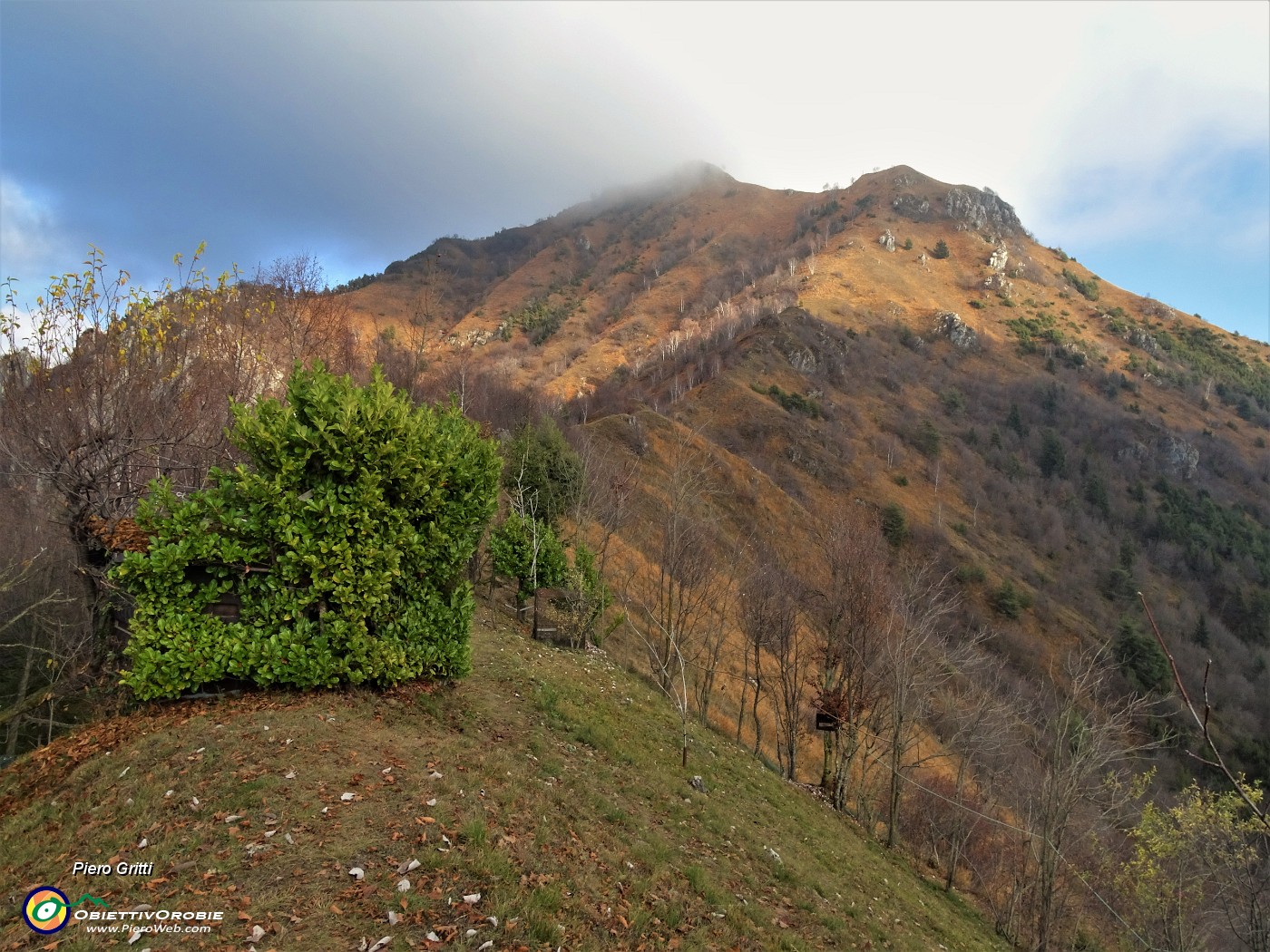 03 Le nuvole in vetta si diradano mentre salgo.JPG